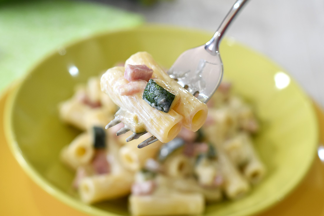 Pasta-con-zucchine-pancetta-e-philadelphia-3