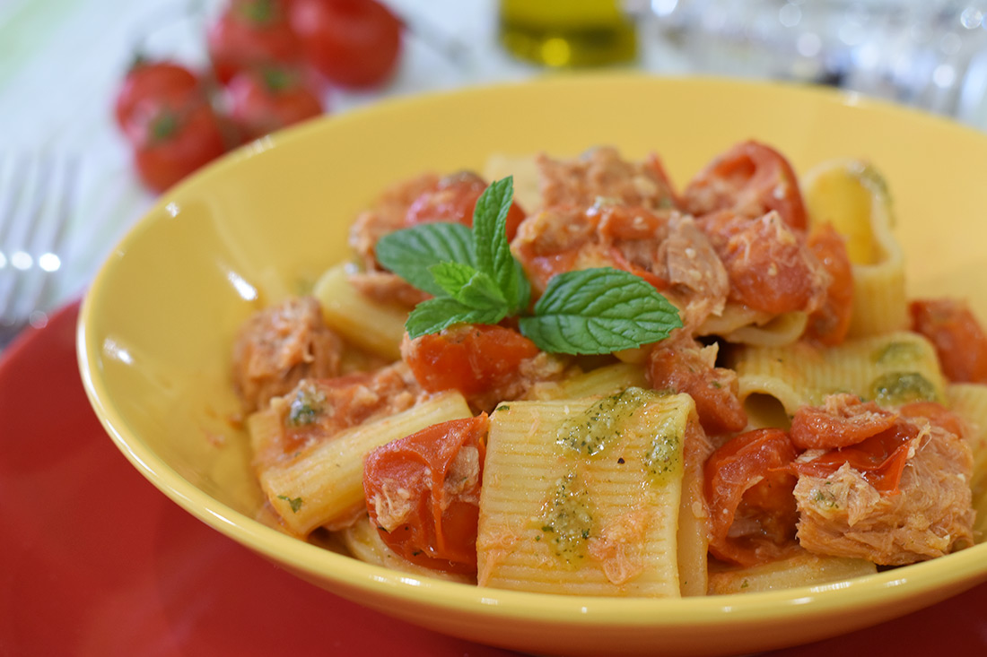 Pasta tonno e pomodorini con pesto di menta - Tuorlo Rosso