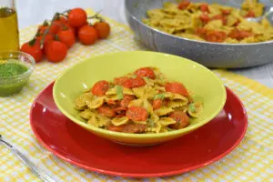 Pasta con pomodorini e pesto