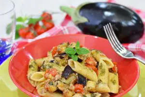 Pasta con salsiccia, melanzane e pesto di menta