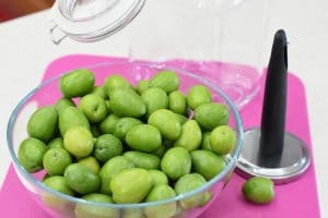 Olive schiacciate in salamoia alla siciliana