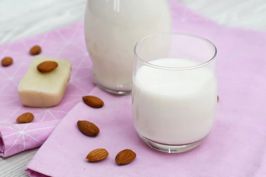 latte di mandorla fatto in casa