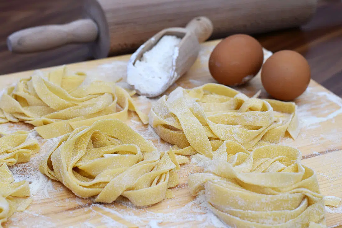 Come fare le tagliatelle fatte in casa: ricetta pasta all&amp;#39;uovo - Tuorlo ...