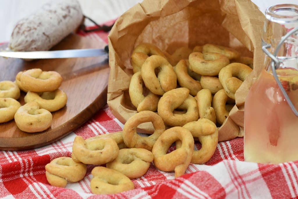 Taralli pugliesi fatti in casa: ricetta semplice - Tuorlo Rosso
