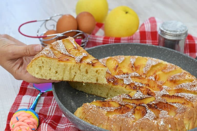 Torta di mele in padella: ricetta facile e veloce - Tuorlo Rosso