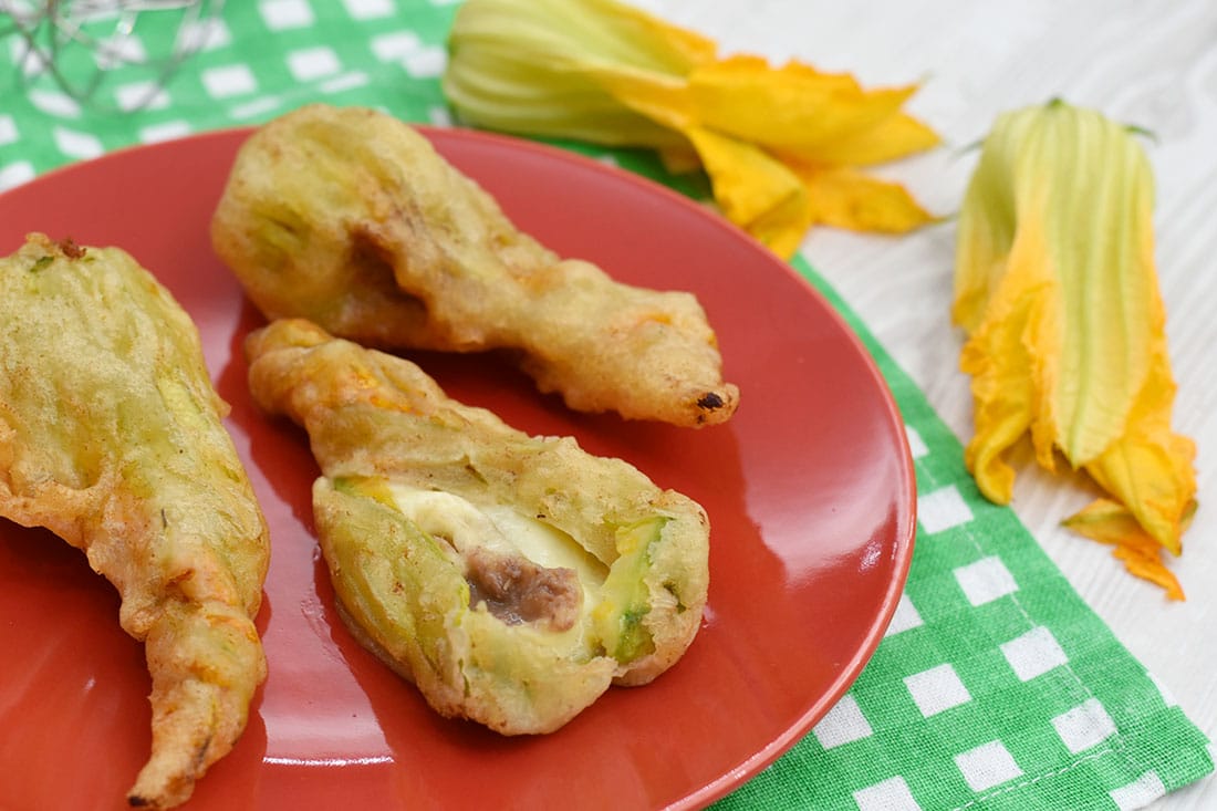 Fiori di zucca in pastella croccanti: ricetta e varianti - Tuorlo Rosso