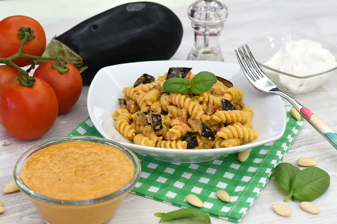 Pasta con pesto alla siciliana e melanzane fritte