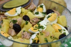 Insalata di patate e tonno con uova sode