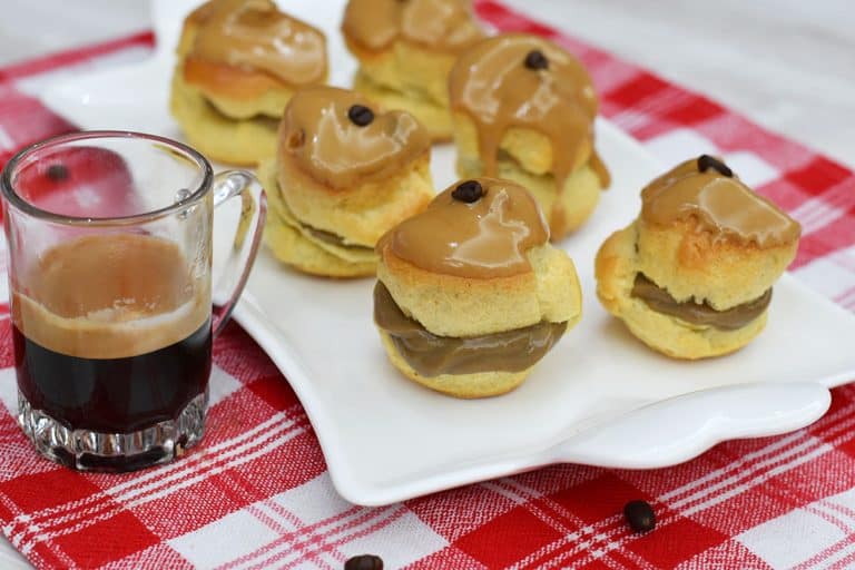 bignè con crema al caffè