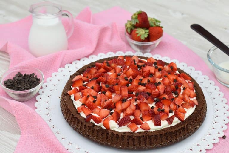 crostata morbida al cacao con panna e fragole