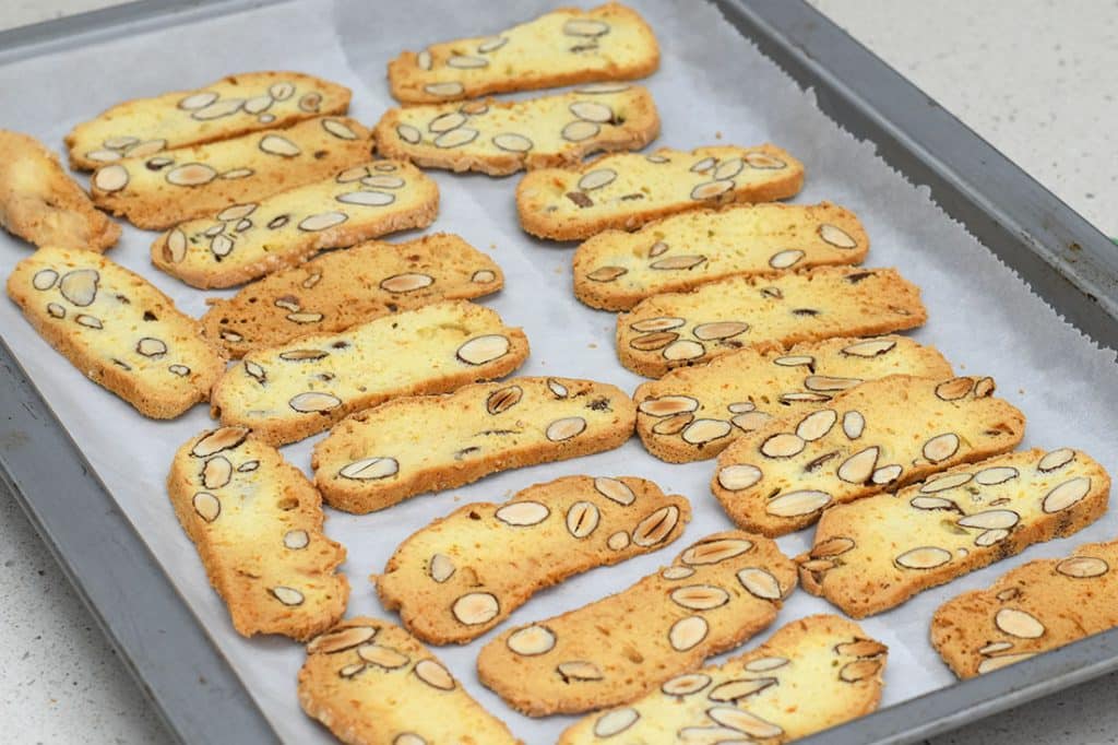 sfogliette di albumi alle mandorle