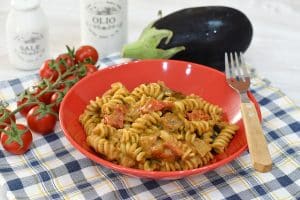 Pasta con crema di melanzane e pomodorini