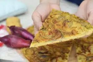 Schiacciata di ceci, patate e cipolle