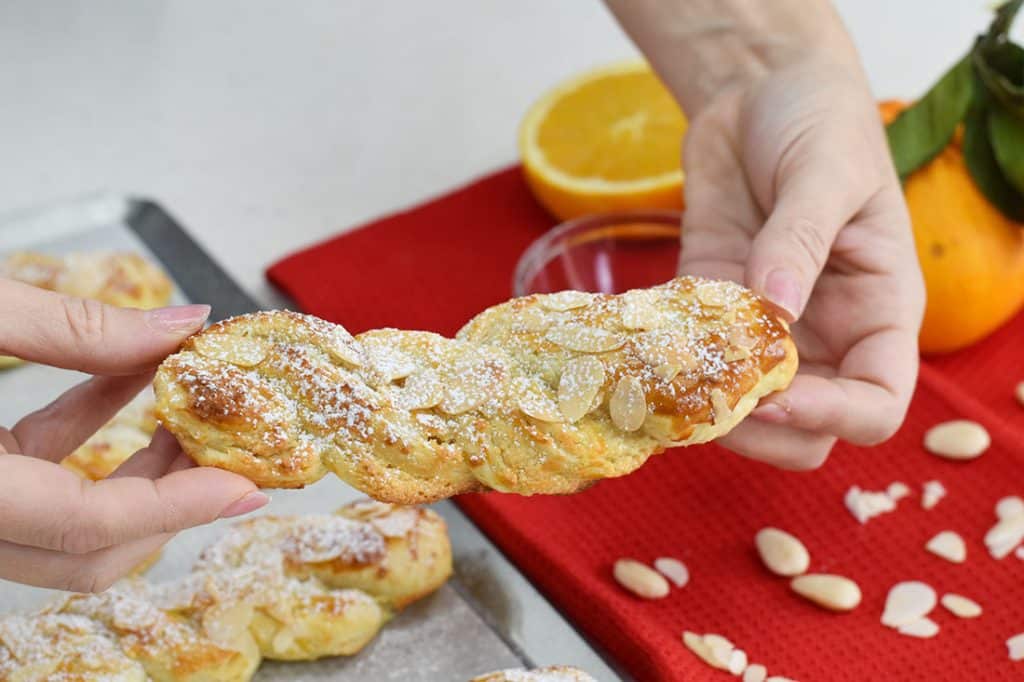 treccine di sfoglia alle mandorle