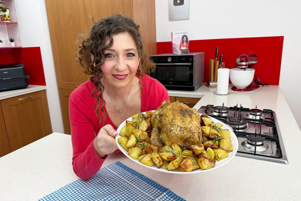 Pollo arrosto con patate in friggitrice ad aria