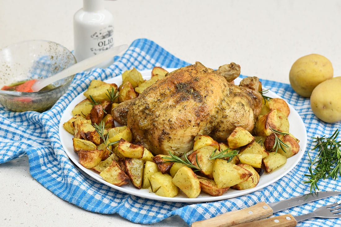 Pollo arrosto con patate in friggitrice ad aria