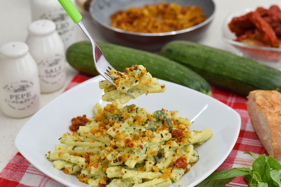Pasta con crema di zucchine e pangrattato: così buona che andrà a ruba ...