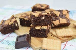 Brownies con biscotti e cioccolato
