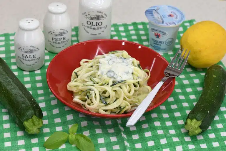 spaghetti di zucchine allo yogurt