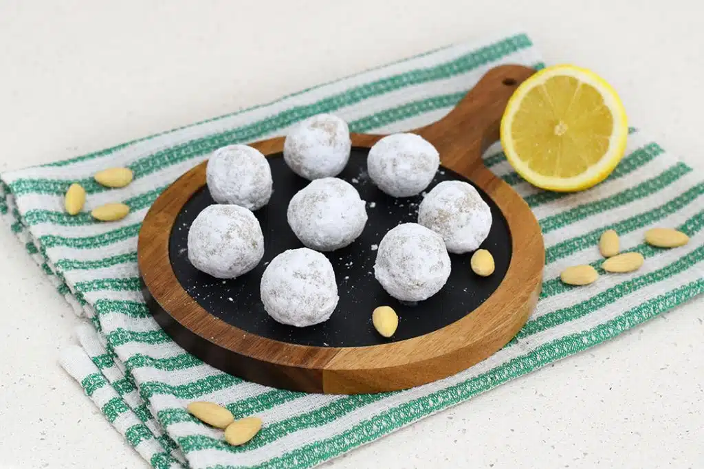 Bon bon di mandorle al limone senza cottura