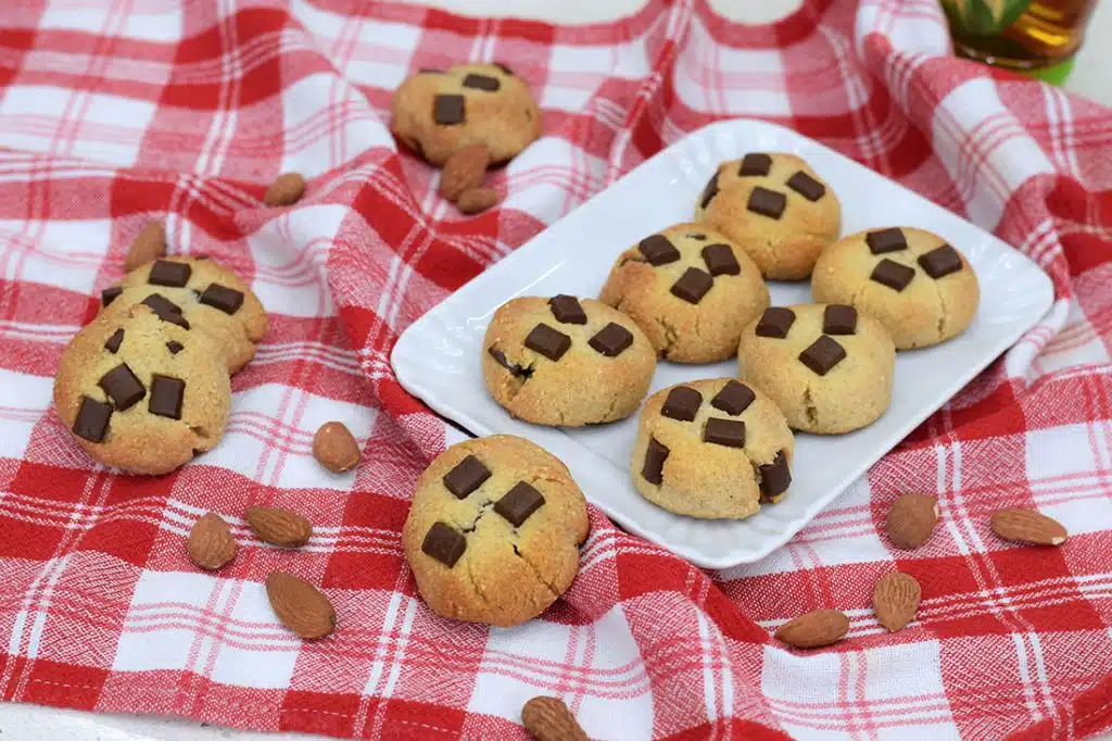 Dolcetti di mandorle e gocce di cioccolato