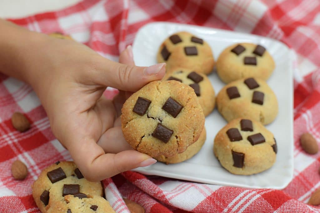Dolcetti di mandorle e gocce di cioccolato