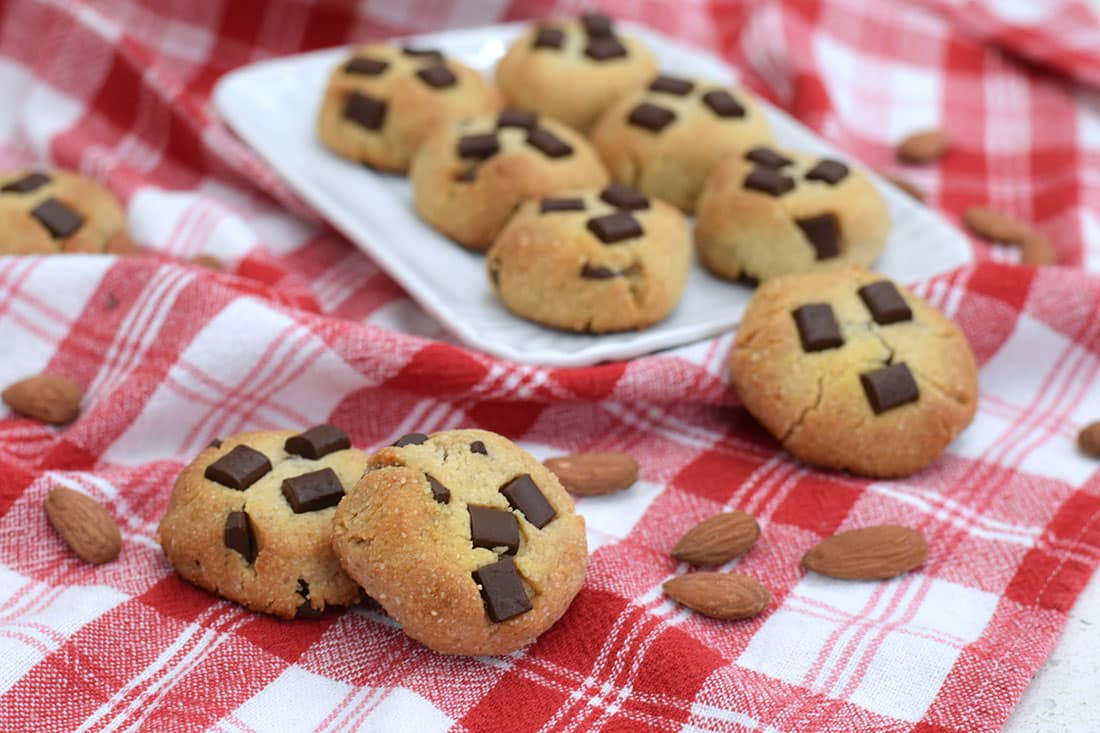 Dolcetti di mandorle e gocce di cioccolato