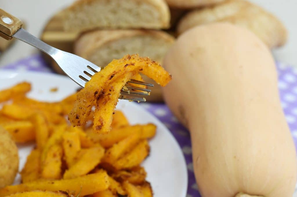 Bastoncini di zucca sabbiosi in friggitrice ad aria